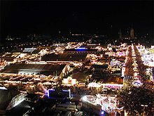 Oktoberfest 2003, vue de puis la grande roue de nuit, on y voit la foule nombreuses déambuler dans les allées très illuminées