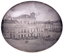 Photo montrant le Palais impérial de Rio de Janeiro avec des chariots et la garde d'honneur sur la place devant le palais.