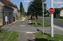 Panneau STOP sur une piste cyclable