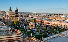 Accéder aux informations sur cette image nommée Panoramica plaza de armas Durango.jpg.