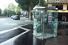 Cabine téléphonique située sur le quai du Louvre près de la rue de l'Arbre-Sec.