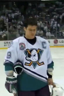 Photographie de Paul Kariya avec le maillot blanc des Mighty Ducks d'Anaheim