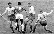 Pelé vs swedish defenders 1958.jpg