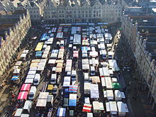 Photographie montrant une vue aérienne de la place des Héros un jour de marché