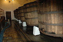 six cuves de chêne, gardées comme témoins de fermentation de la bière Pilsen Urquell