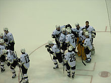 Photo des joueurs des Penguins se congratulant sur la glace.