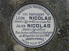 La plaque tombale en porcelaine émaillée de Léon Nicolas et de son fils Julien, tous deux victimes de la catastrophe du métro Couronnes en 1905