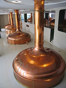 Les cuves de cuivre, dans la nouvelle salle de brassage de la brasserie Pilsner Urquell