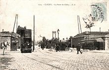Carte postale ancienne montrant un tramway franchissant les fortifications à la Porte de Clichy