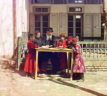 Enfants juifs en habits traditionnels, avec leur professeur, à Samarcande entre 1909 et 1915.