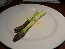  Deux asperges produites à Lauris, dans le Vaucluse, présentées sur la même assiette avec une sauce au beurre blanc