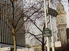 Depuis le quai, on aperçoit la tour de Paris-Gare de Lyon.