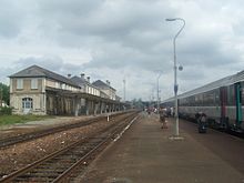 Quais de la gare, avec un train Intercités assurant la liaison Bordeaux - Nantes via La Rochelle.