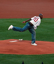 Ray Allen avec un maillot blanc sur lequel est imprimé au dos son numéro 20 et son nom, lançant une balle de baseball.