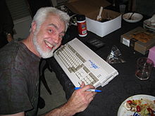 RJ Mical signant un Amiga pour les 25 ans de l'ordinateur
