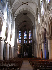 Photo de la nef depuis le portail de l'église Notre-Dame de Sablé