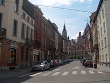 La rue Général Eenens et l'hôtel communal dans le fond