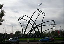 La sculpture présente trois Supermarine Spitfires volant dans des directions différentes