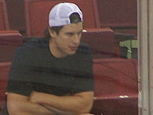 Photo de Sidney Crosby assis dans les gradins.