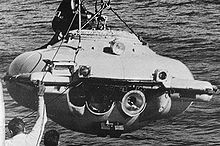 Photographie en noir et blanc de la soucoupe plongeante SP-350 hors de l'eau