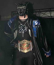 Daniel Lyon (Super Dragon) avec le titre de CZW World Heavyweight Championship en 2004.