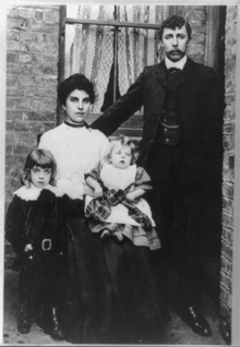 La famille Goldsmith : Frank Jr. est tout à gauche. Le bébé Bertie (Albert Goldsmith) est mort en 1911.