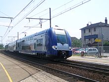 Un TER Rhône-Alpes établissant la liaison Valence - Lyon-Part-Dieu marque son arrêt en gare.