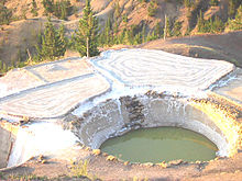 Un bassin d'évaporation d'une saline avec un dépôt blanc de sel autour