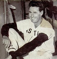 Photographie en noir et blanc de Ted Williams souriant en tenue des Red Sox de Boston