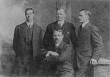 Lowe, Lightoller, Boxhall et Pitman, les officiers rescapés, en 1912