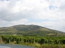 Photographie en couleur, montrant le terroir de Tokay. Le vignoble est adossé à une montagne, ancien volcan éteint, donnant un terrain viticole de grande qualité.