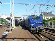 Une BB 27300 tractant une rame réversible de type VB 2N en gare de Vanves - Malakoff.