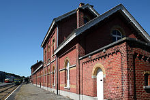 Le bâtiment voyageurs et l'intérieur de la gare vers Mariembourg