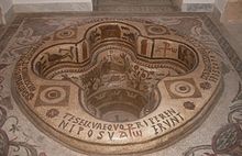 Baptistère quadrilobe de Kélibia avec son riche décor mosaïqué et les textes qui le couvrent.