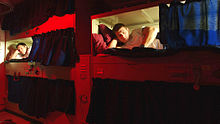 Photographie d'un dortoir, avec des marins en train de dormir.