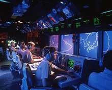 Opérateurs en train de surveiller des moniteurs et des écrans radar.