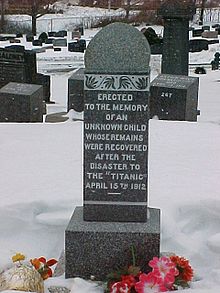 épitaphe de la tombe de l'enfant inconnu, recouverte de neige.