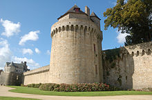 Vue de la tour depuis le jardin des remparts, photo prise depuis le nord de la tour, l'éperon de la Garenne en arrière plan