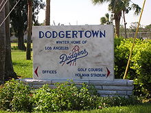 Photographie en couleurs du panneau indiquant l'entrée de Dodgertown, camp d'entraînement des Dodgers à Vero Beach en Floride