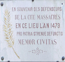  Plaque située impasse de la Défense (rue Salengro) commémorant le massacre des défenseurs vésuliens de 1479