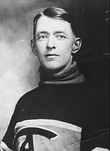 Portrait photo noir et blanc de Georges Vézina dans le maillot des Canadiens de Montréal.