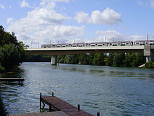 Rame Altéo se dirigeant vers Paris, franchissant l'Oise sur le viaduc d'Éragny.