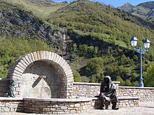 Viella (Hautes-Pyrénées) fontaine.JPG