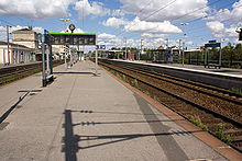 La gare avec ses voies et quais.