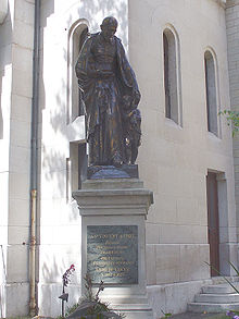 Statue de Saint-Vincent de Paul, derrière l'église