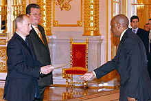 S.E.M. Mountaga Diallo présentant ses lettres de créance au président Vladimir Poutine en 2005