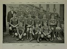 Photo de l'équipe du pays de Galles de rugby à XV prise avant la rencontre contre l'Angleterre lors du tournoi britannique de 1895. Les quinze joueurs ainsi que l'entraîneur sont disposés sur trois rangées : trois joueurs sur celle du bas, six sur celle du milieu et les six derniers ainsi que l'entraineur sur celle du haut.