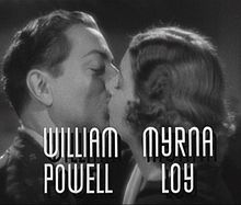 William Powell et Myrna Loy échangeant un baiser dans le film « Nick, gentleman détective » (noir et blanc)