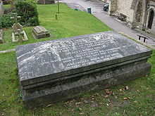  Photographie d'une tombe de granit en forme de cercueil.