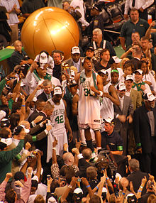 Paul Pierce, avec le trophée de MVP des finales, au milieu de ses coéquipiers et posant devant les photographes